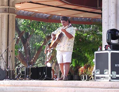 Don Freehand Kauli'a at the Honolulu Slack Key Festival 2001